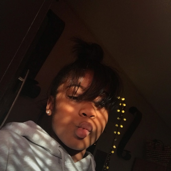 Meet your Posher, Yanaa - Picture 1 of 1